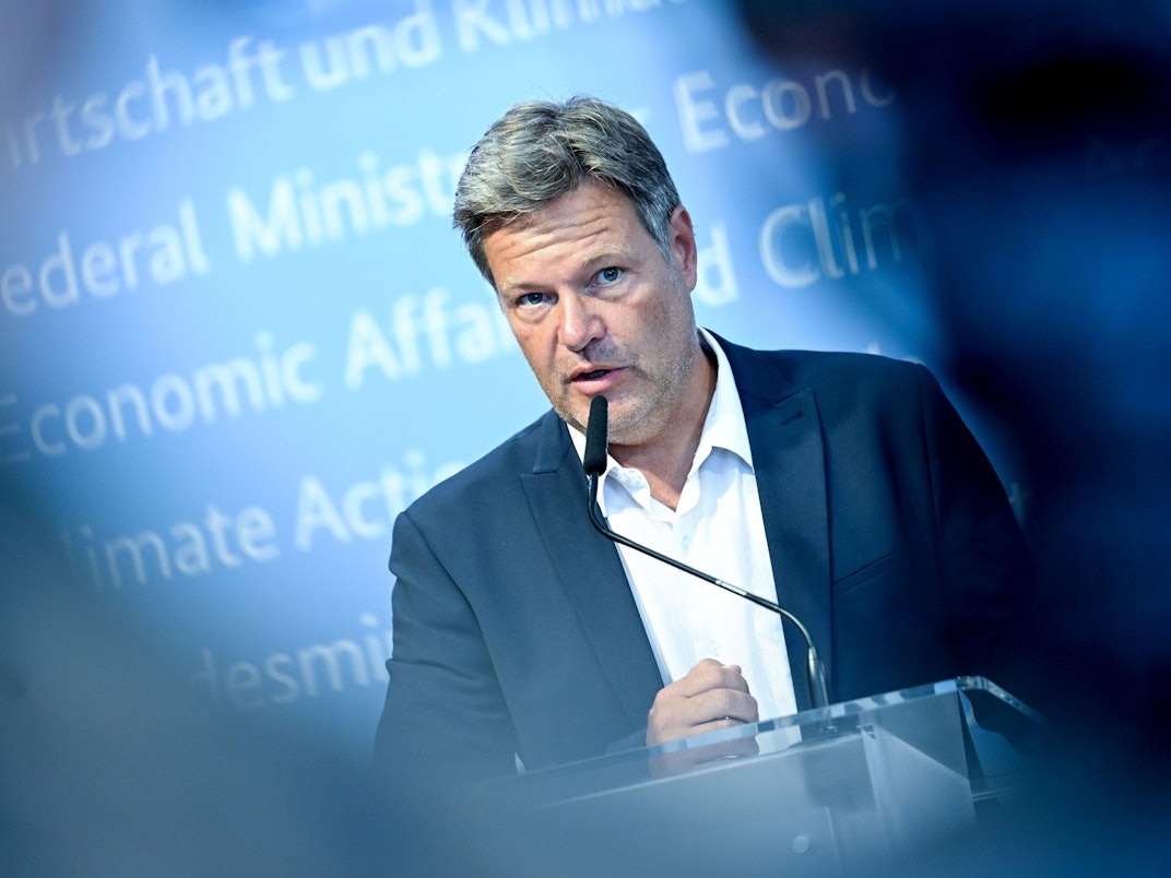 Großer Schock für Verbraucherinnen und Verbraucher: Gas wird noch teurer. Allein heute stieg der Preis auf rund 280 Euro je Megawattstunde – ein Plus von rund 1000 Prozent im Vergleich zum Vorjahr. Wirtschaftsminister Habeck, hier am 16. August in Berlin, will Deutschland von russischem Gas unabhängig machen.