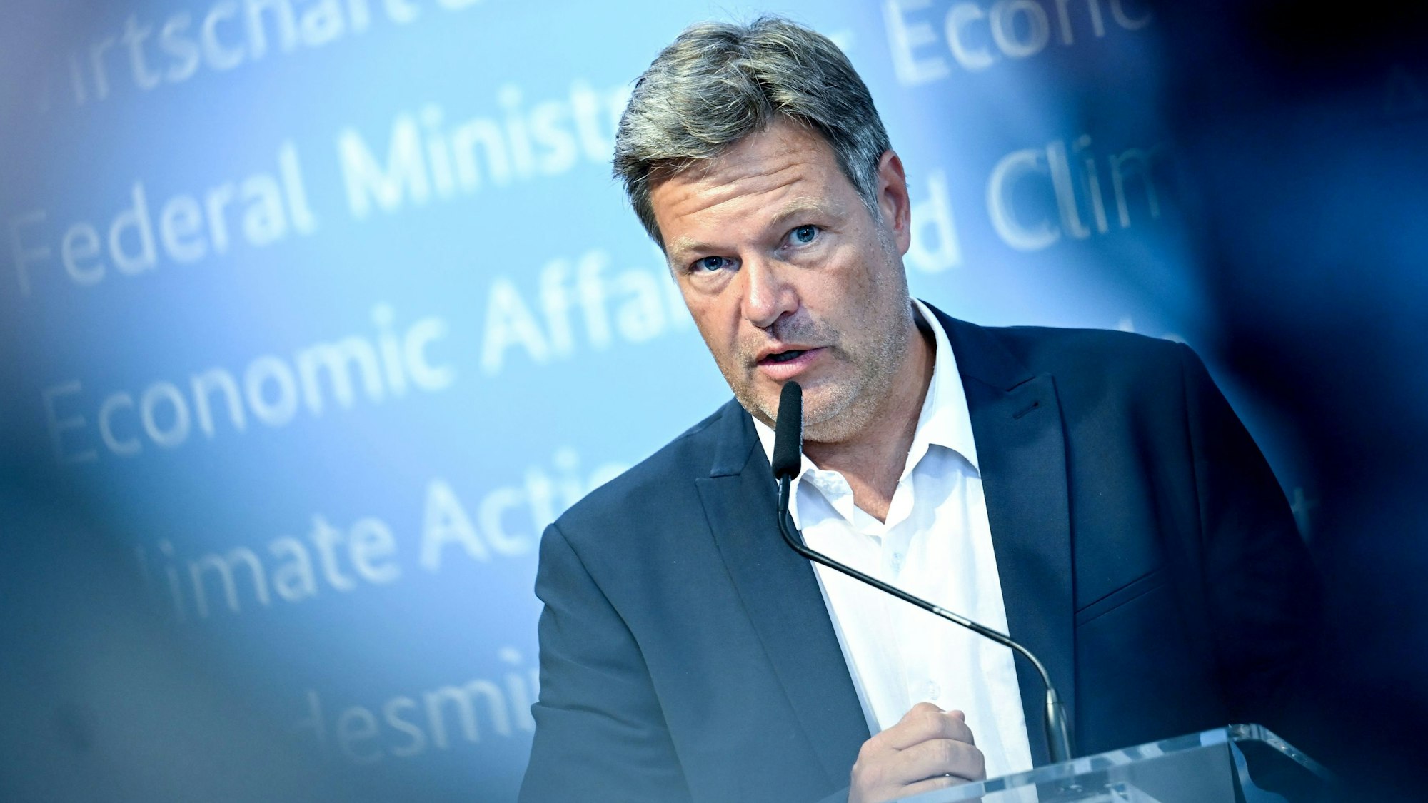 Großer Schock für Verbraucherinnen und Verbraucher: Gas wird noch teurer. Allein heute stieg der Preis auf rund 280 Euro je Megawattstunde – ein Plus von rund 1000 Prozent im Vergleich zum Vorjahr. Wirtschaftsminister Habeck, hier am 16. August in Berlin, will Deutschland von russischem Gas unabhängig machen.