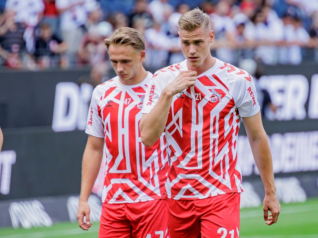 Mathias Olesen (l.) und Steffen Tigges vor dem FC-Spiel in Frankfurt am 21. August 2022. Beide standen erstmals in Steffen Baumgarts Bundesliga-Startelf.