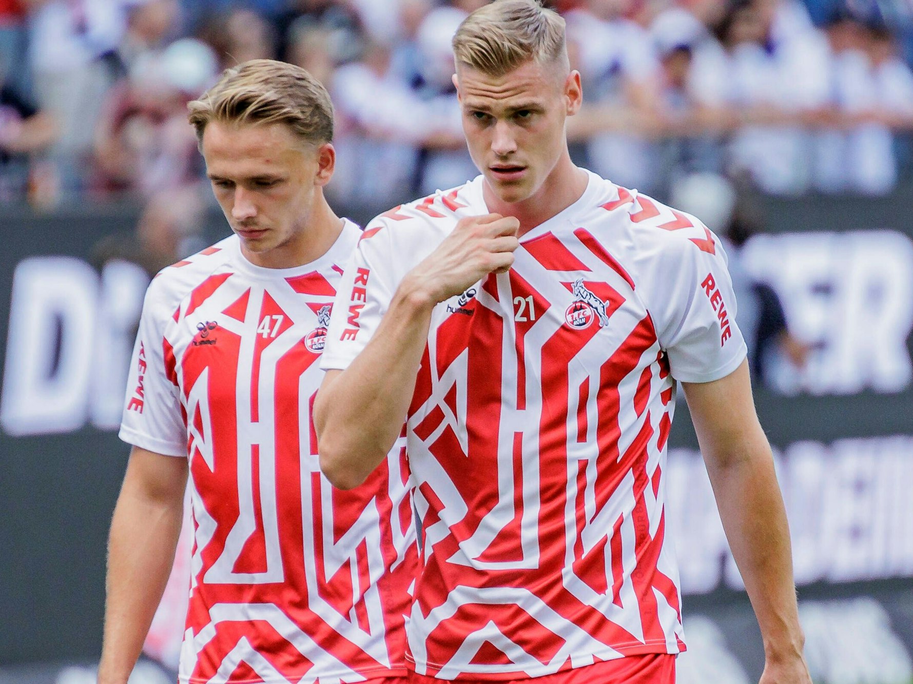 Mathias Olesen (l.) und Steffen Tigges vor dem FC-Spiel in Frankfurt am 21. August 2022. Beide standen erstmals in Steffen Baumgarts Bundesliga-Startelf.