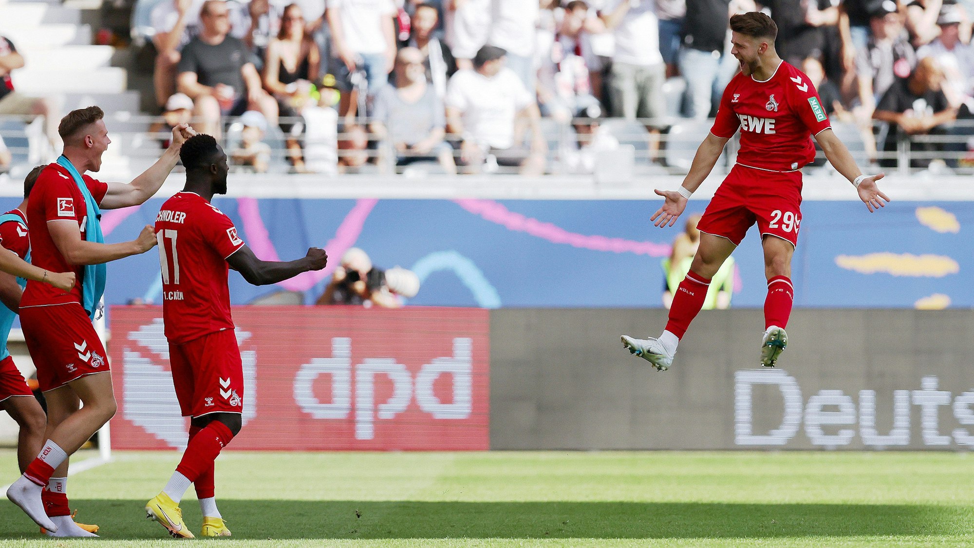 Jan Thielmanns Jubelsprung in Frankfurt (am 21. August 2022) konnte sich genauso sehen lassen wie sein Traumtor zum 1:1-Ausgleich für den 1. FC Köln.