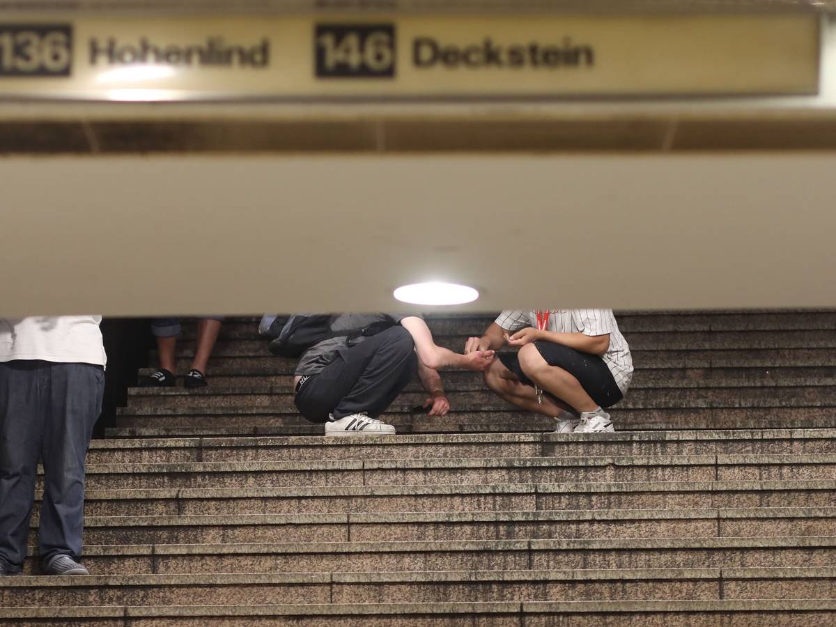 An der HUGO Passage am Neumarkt in Köln treffen am 28. Juni 2022 Dealer und Konsumenten aufeinander.
