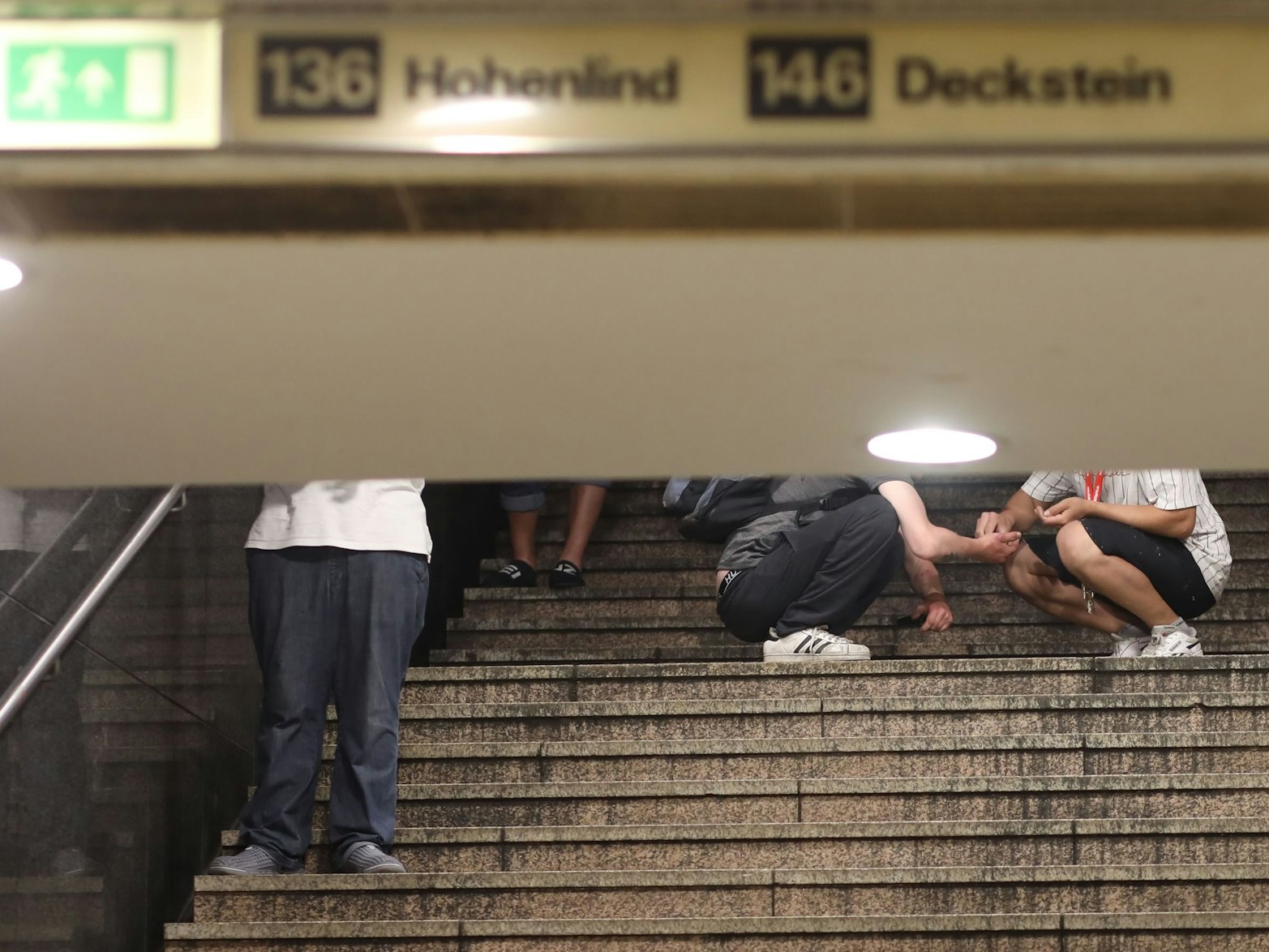 An der HUGO Passage am Neumarkt in Köln treffen am 28. Juni 2022 Dealer und Konsumenten aufeinander.