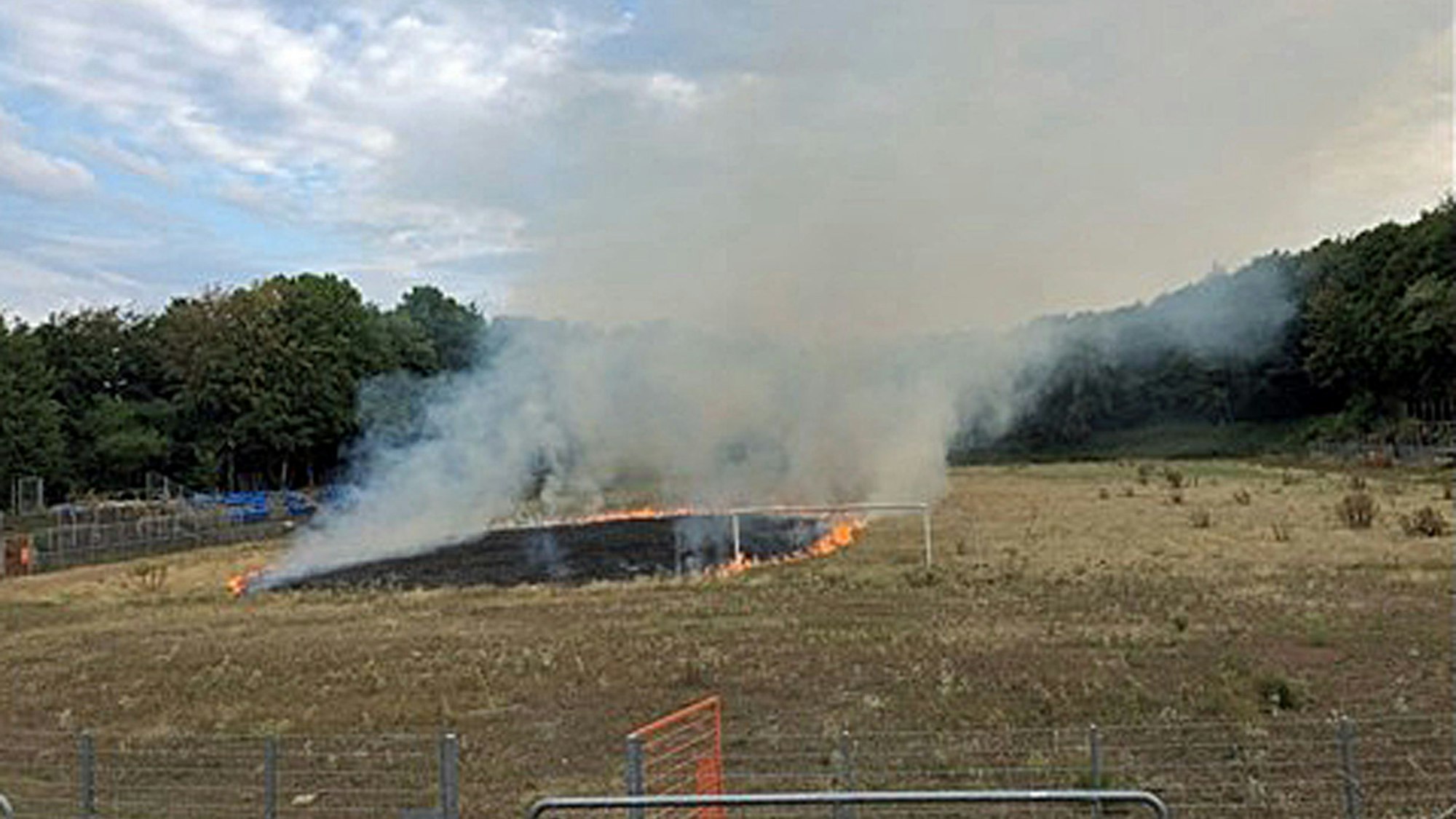 Feuer in einem alten Stadion in Velbert. Die Flammen greifen auf einen großen Teil der Rasenfläche über.