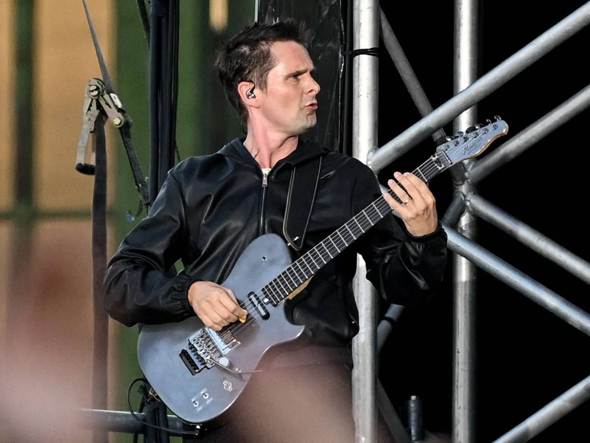 Der Sänger Matthew Bellamy der britischen Band Muse steht beim Tempelhof-Sounds Festival auf dem Gelände des ehemaligen Flughafens auf der Bühne.