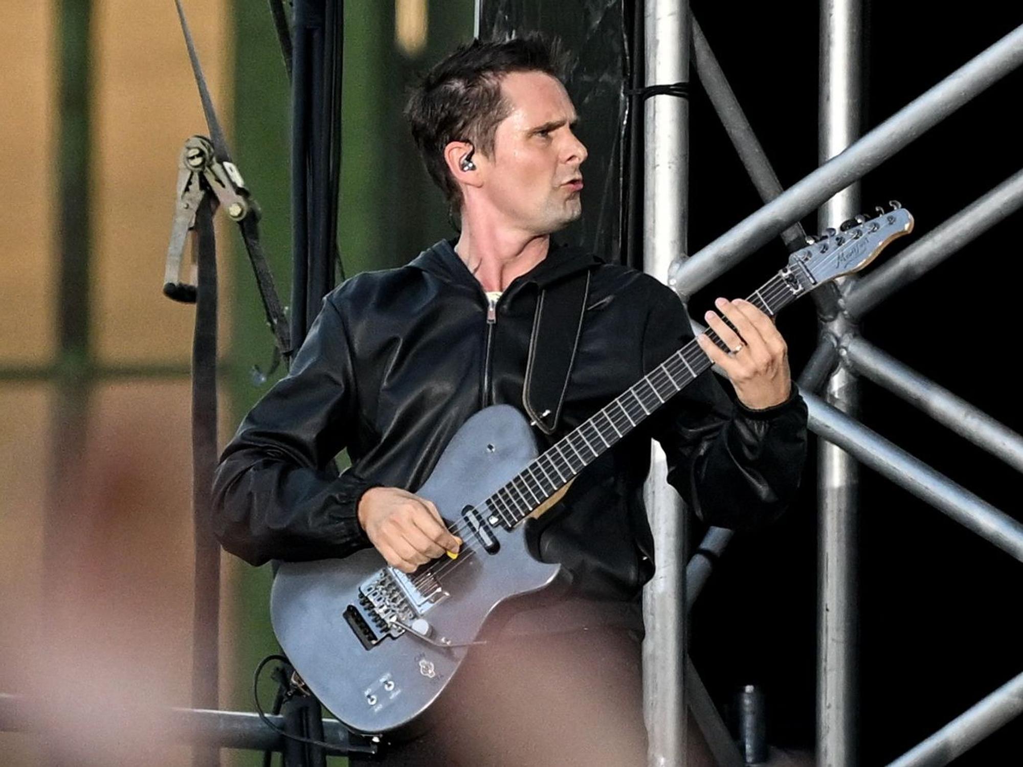 Der Sänger Matthew Bellamy der britischen Band Muse steht beim Tempelhof-Sounds Festival auf dem Gelände des ehemaligen Flughafens auf der Bühne.