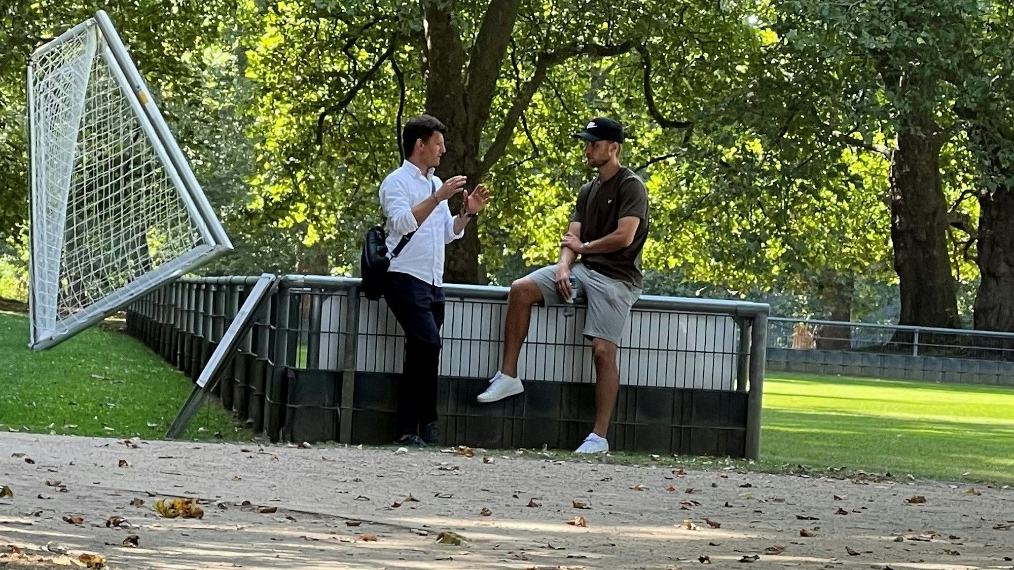 Sebastian Andersson (r.) spricht am Dienstag (23. August 2022) am Geißbockheim mit seinem Berater.