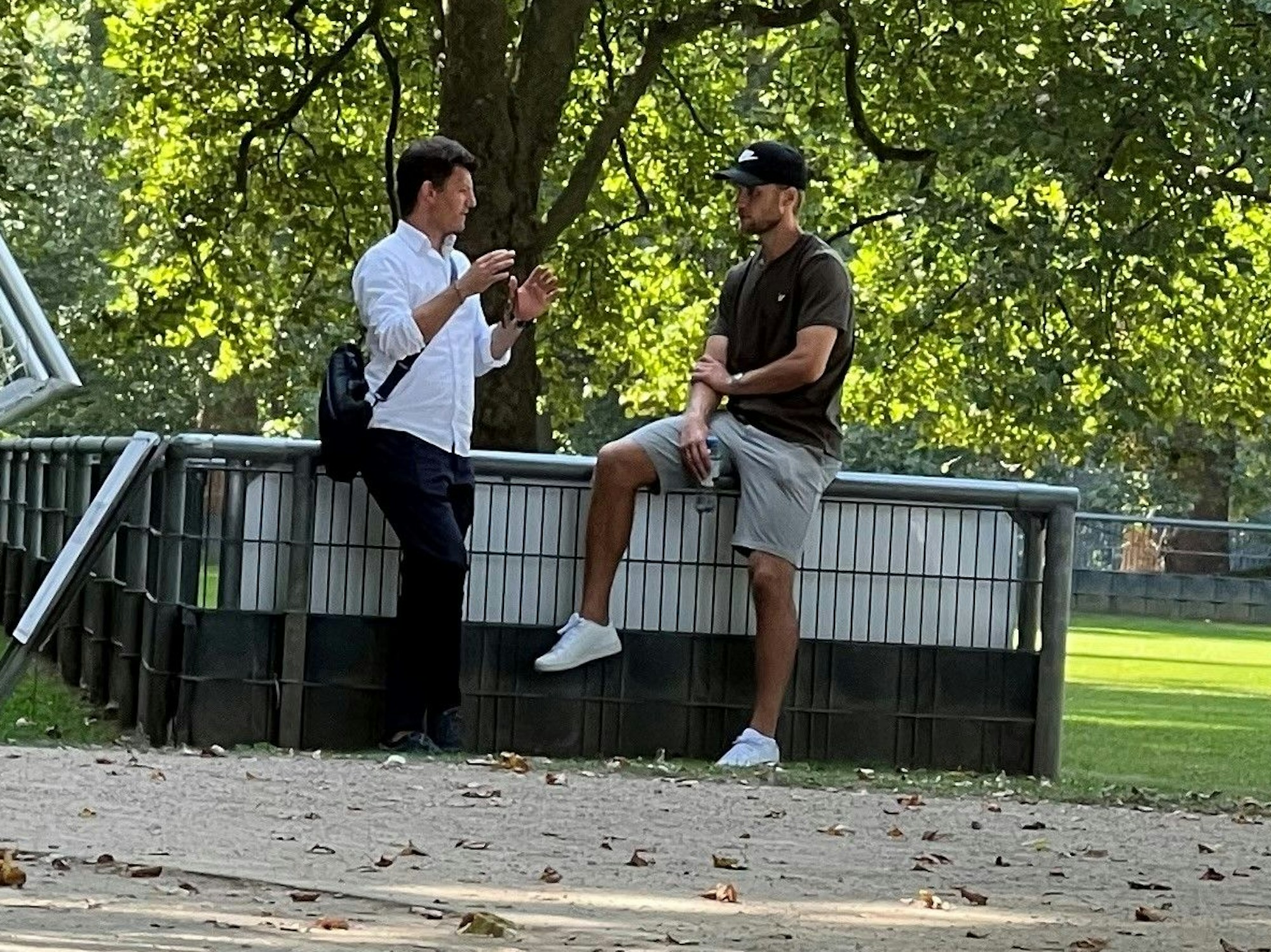 Sebastian Andersson (r.) spricht am Dienstag (23. August 2022) am Geißbockheim mit seinem Berater.