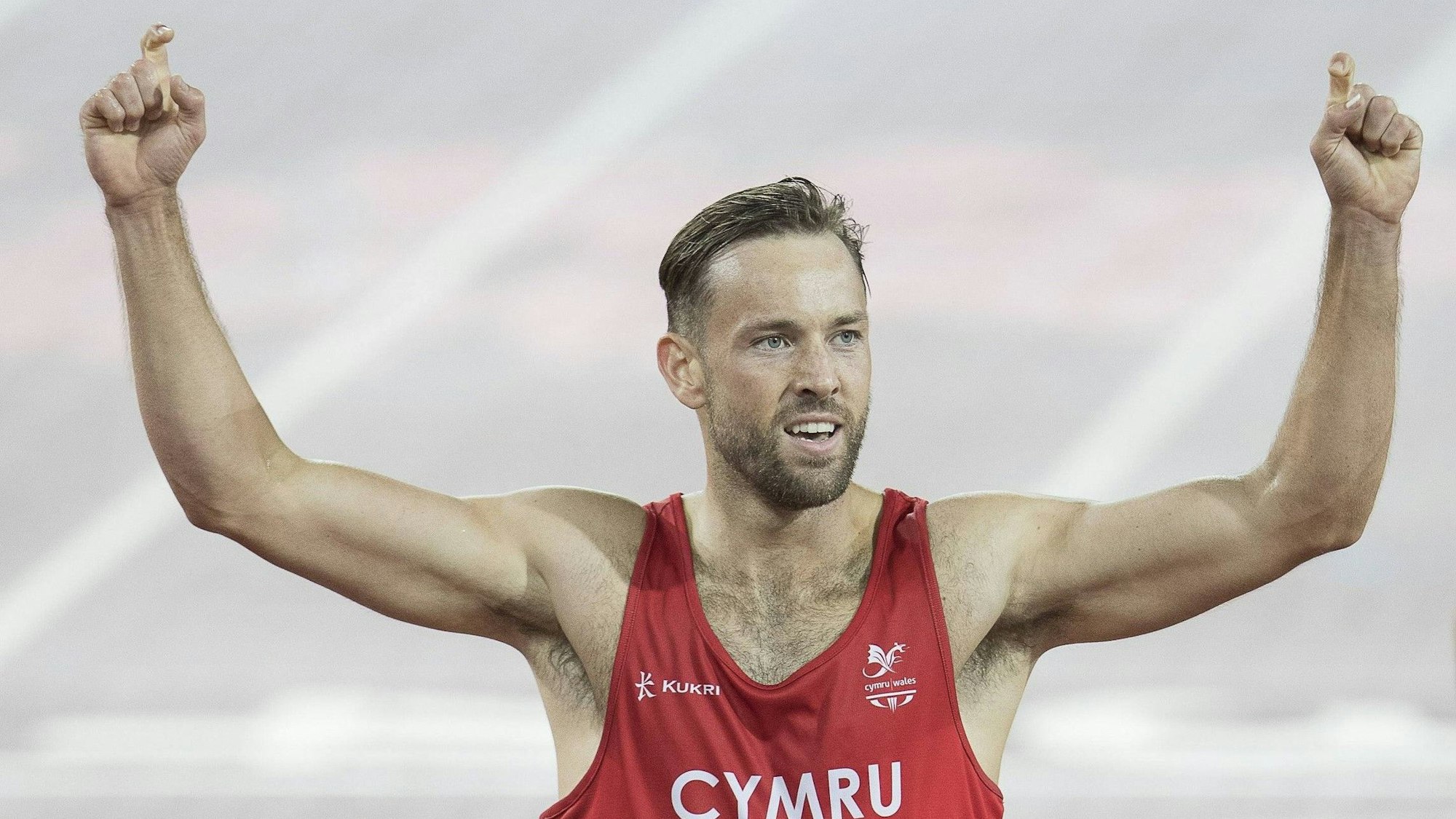 Ben Gregory jubelt nach einem Lauf über 1500 Meter im Ziel.