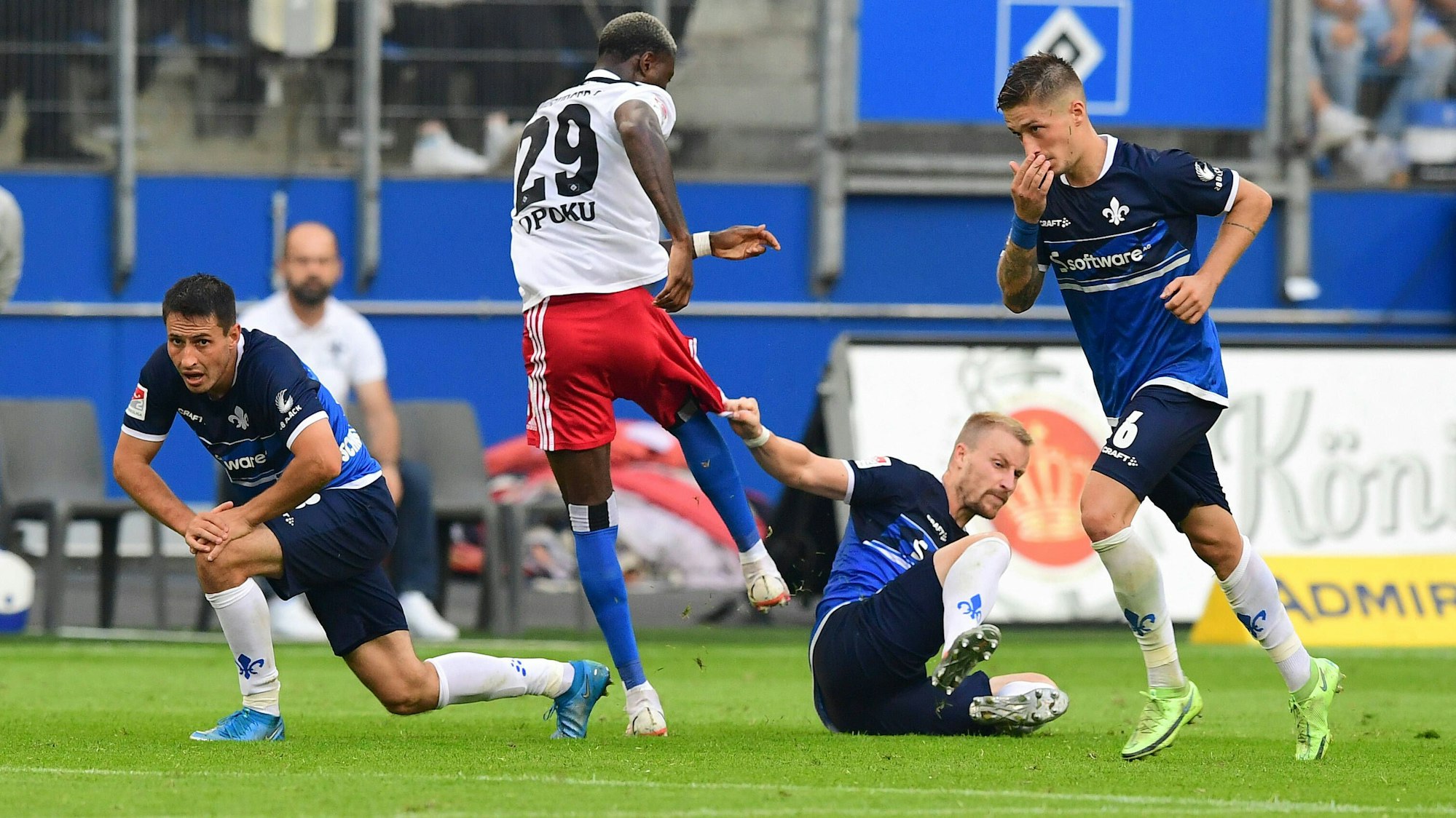 Tätlichkeit und Rot für Opoku (HSV) nach diesem Tritt gegen Darmstadts Holland.