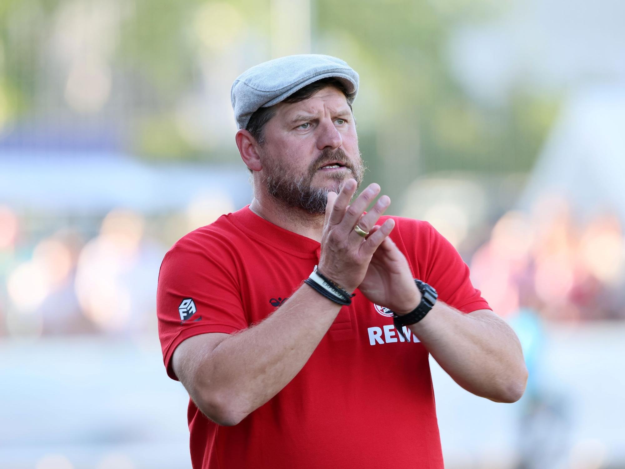 Steffen Baumgart an der Seitenlinie des 1. FC Köln mit seiner ikonischen Schieber-Mütze, hier am 8. Juli 2022.