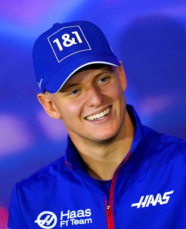 Formel-1-Pilot Mick Schumacher lächelt.