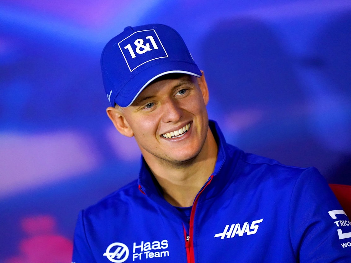 Formel-1-Pilot Mick Schumacher lächelt.