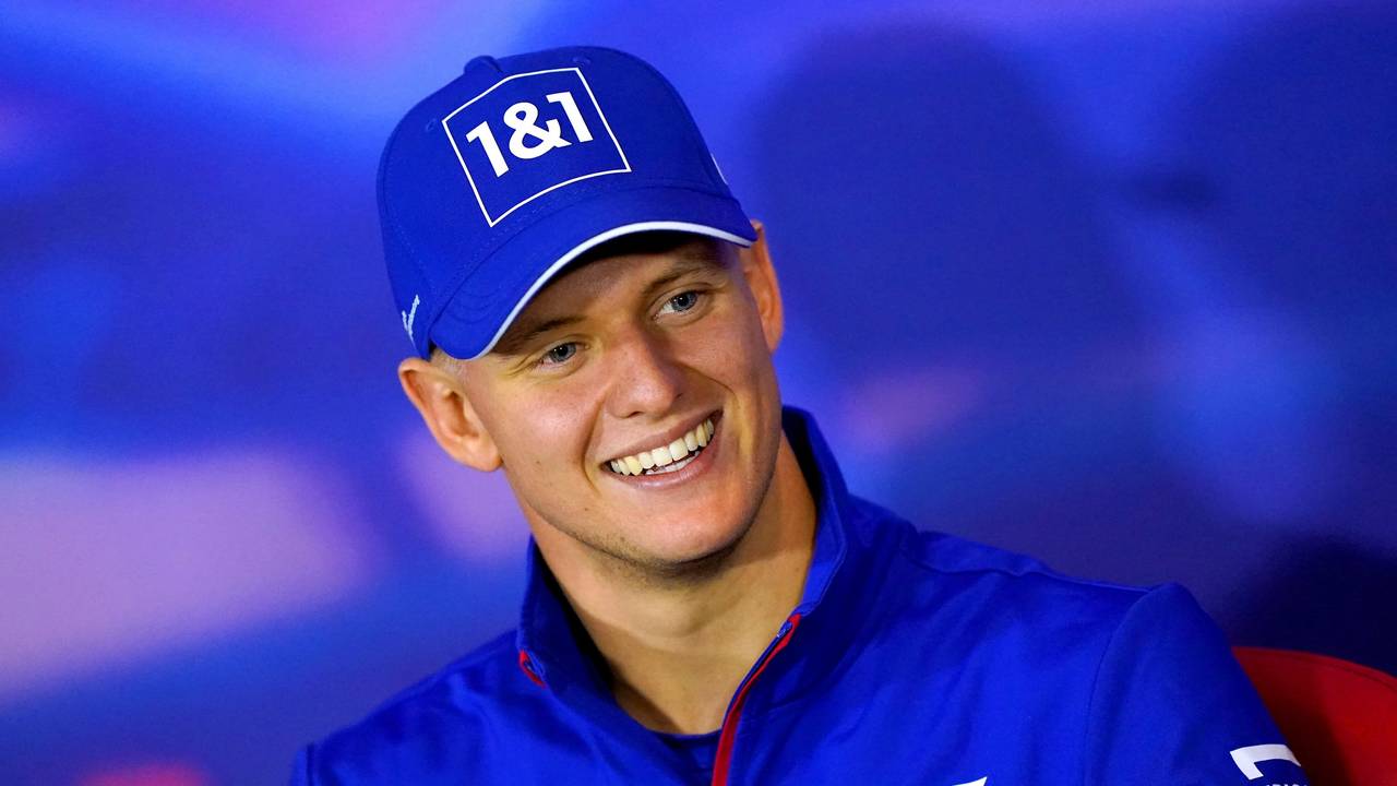 Formel-1-Pilot Mick Schumacher lächelt.
