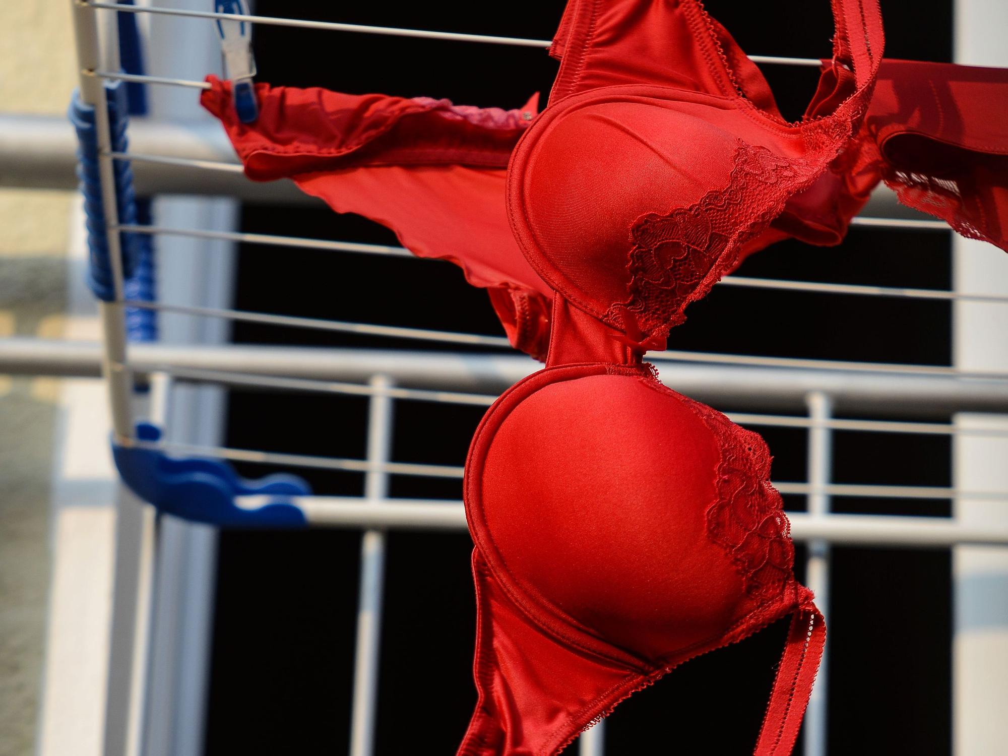 Bei den Aufräumarbeiten in einer Kabine im Stadion am Panzenberg wurde rote Reizwäsche gefunden. Das Symbolfoto zeigt rote Damen-Spitzenunterwäsche am 07. März 2014 auf einem Wäscheständer.