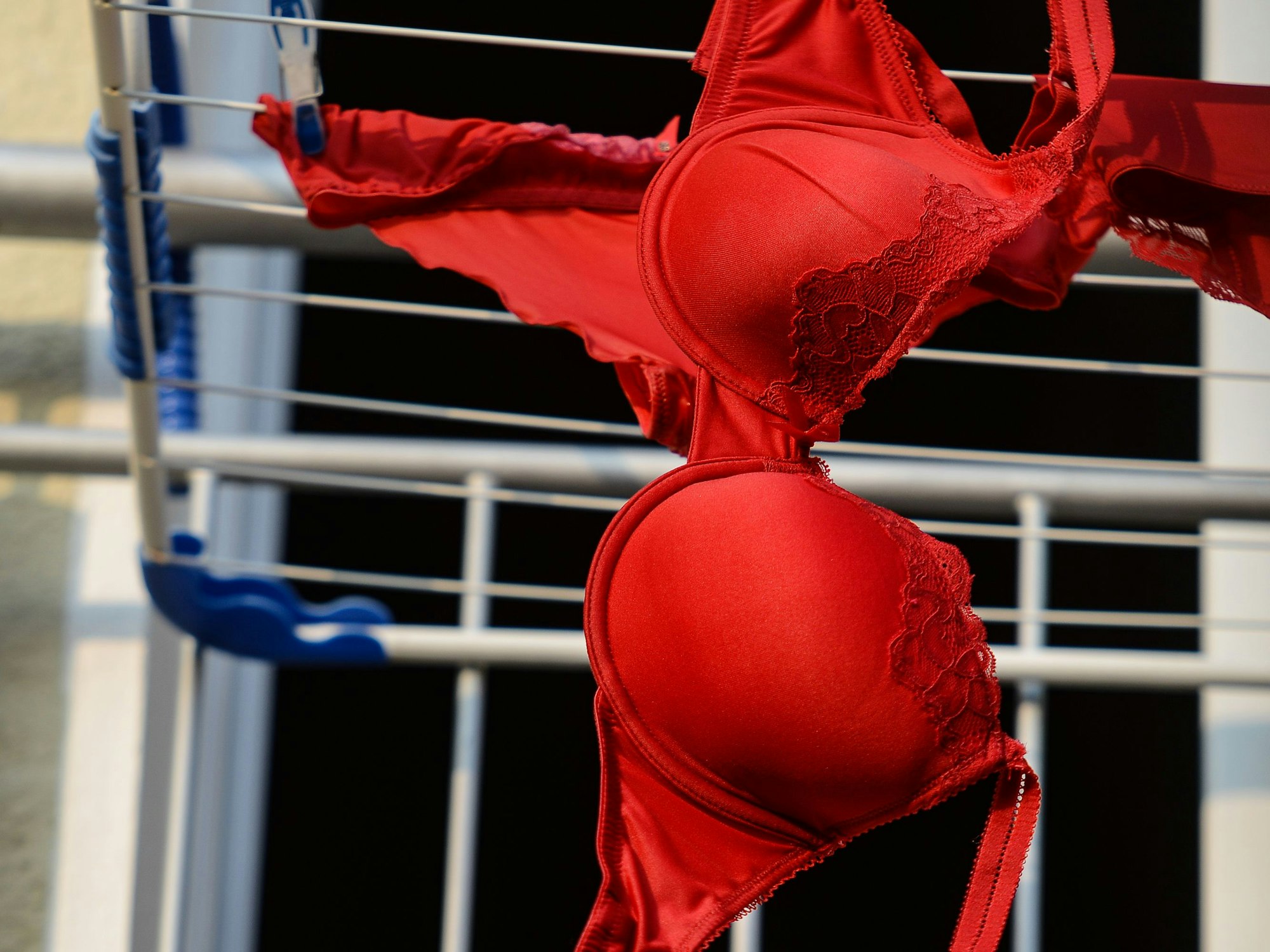 Bei den Aufräumarbeiten in einer Kabine im Stadion am Panzenberg wurde rote Reizwäsche gefunden. Das Symbolfoto zeigt rote Damen-Spitzenunterwäsche am 07. März 2014 auf einem Wäscheständer.