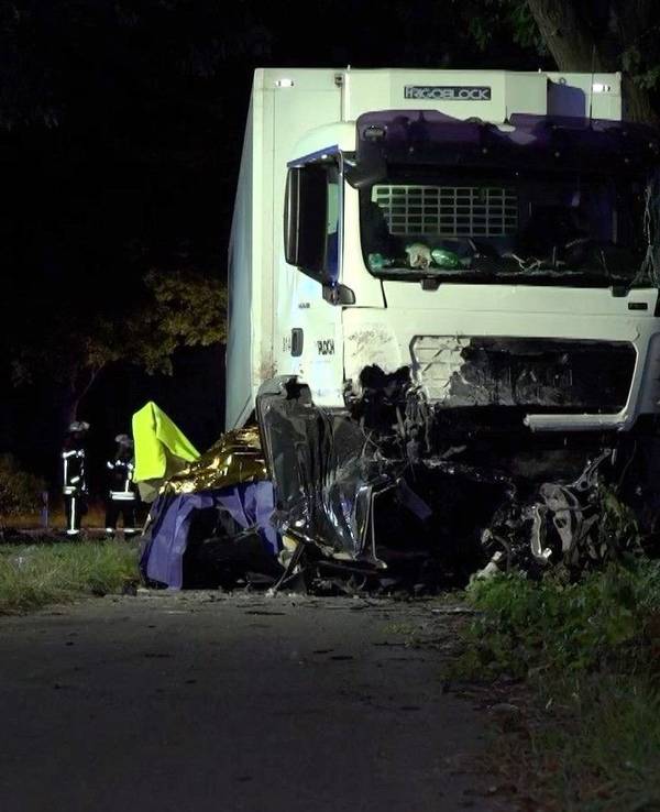 Die Unfallstelle auf der Bundesstraße 58 in NRW. Bei dem schweren Unfall im Kreis Kleve ist ein Autofahrer tödlich verunglückt. Der Wagen wurde völlig zerstört.