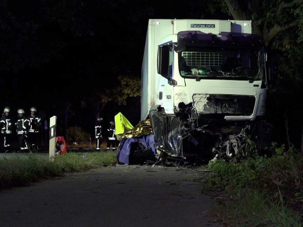 Die Unfallstelle auf der Bundesstraße 58 in NRW. Bei dem schweren Unfall im Kreis Kleve ist ein Autofahrer tödlich verunglückt. Der Wagen wurde völlig zerstört.