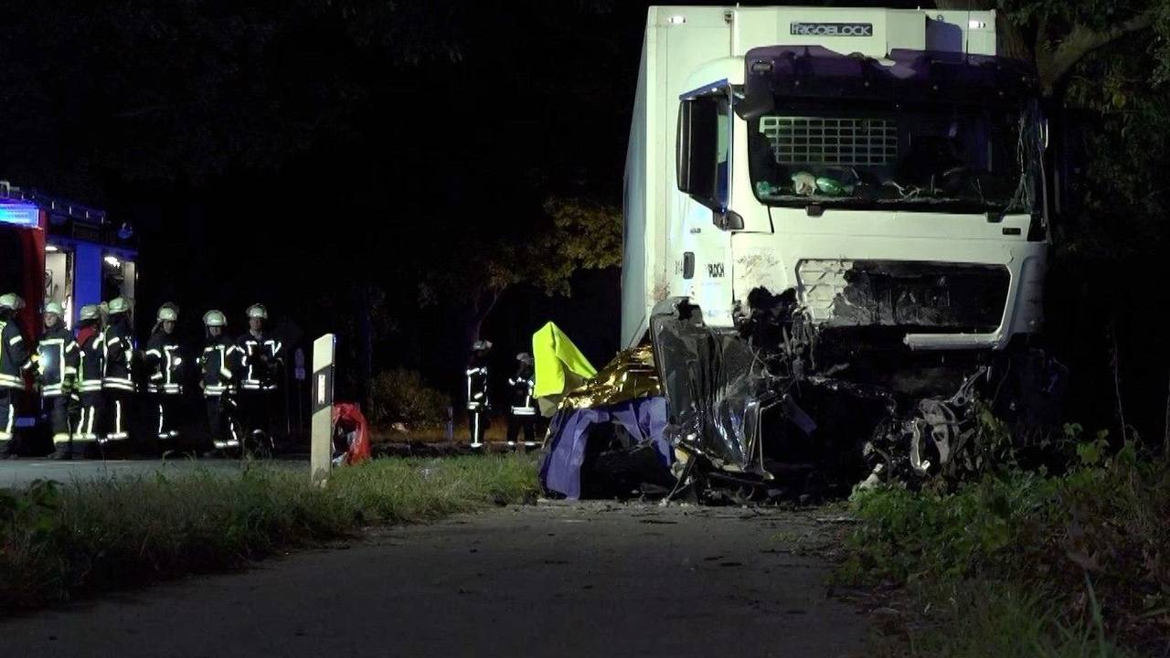 Die Unfallstelle auf der Bundesstraße 58 in NRW. Bei dem schweren Unfall im Kreis Kleve ist ein Autofahrer tödlich verunglückt. Der Wagen wurde völlig zerstört.