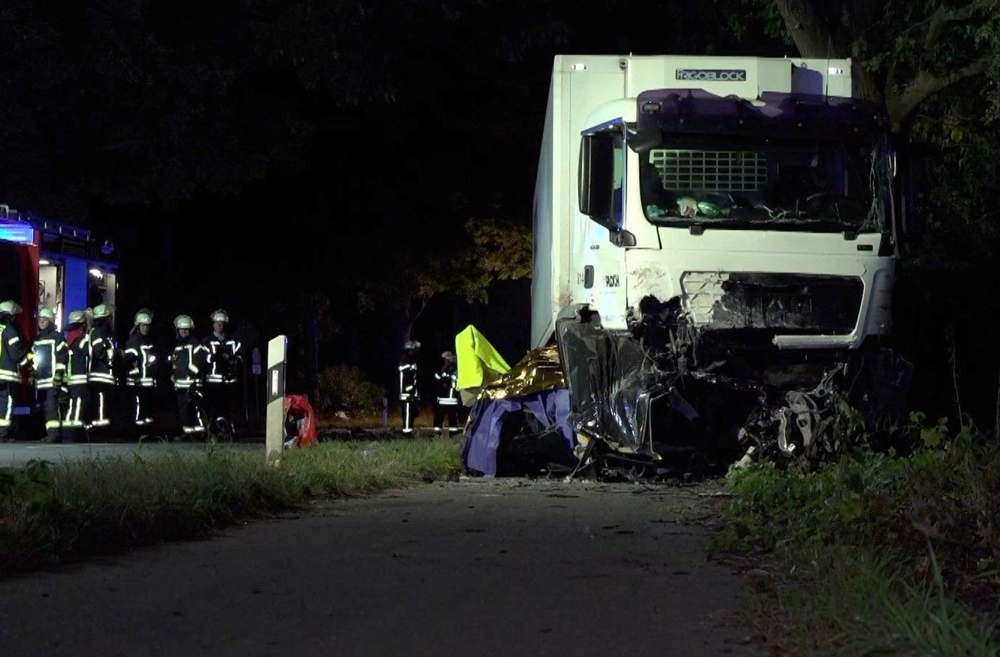 Die Unfallstelle auf der Bundesstraße 58 in NRW. Bei dem schweren Unfall im Kreis Kleve ist ein Autofahrer tödlich verunglückt. Der Wagen wurde völlig zerstört.
