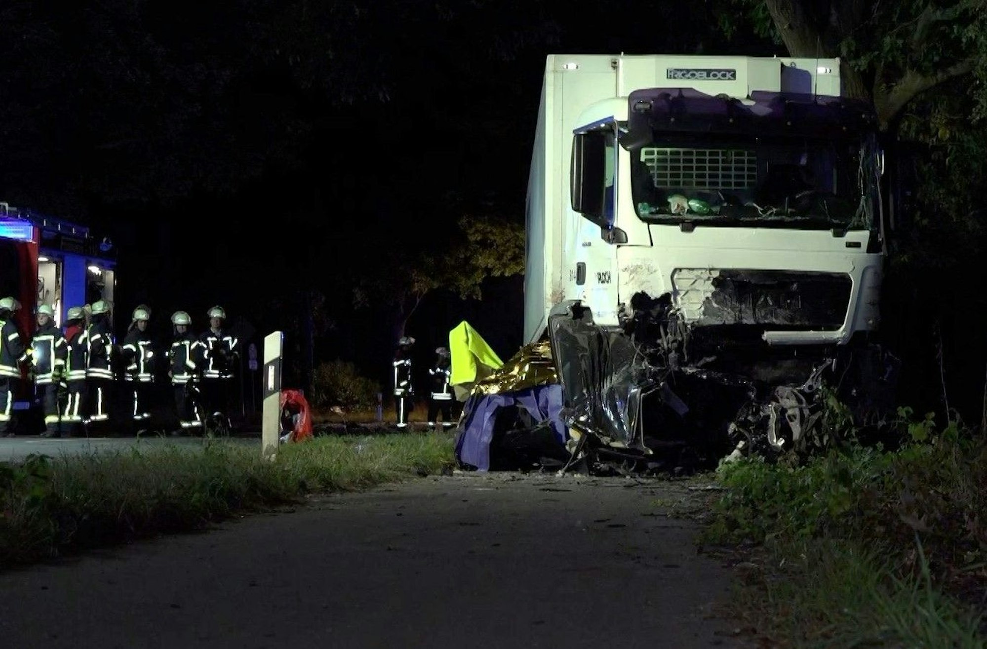 Die Unfallstelle auf der Bundesstraße 58 in NRW. Bei dem schweren Unfall im Kreis Kleve ist ein Autofahrer tödlich verunglückt. Der Wagen wurde völlig zerstört.