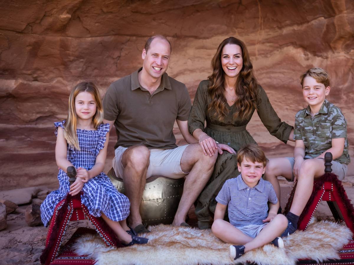 Prinz William und seine Frau Kate ziehen mit ihren Kindern Charlotte (l.), Luis und George aufs Land (Weihnachtskarte 2021)