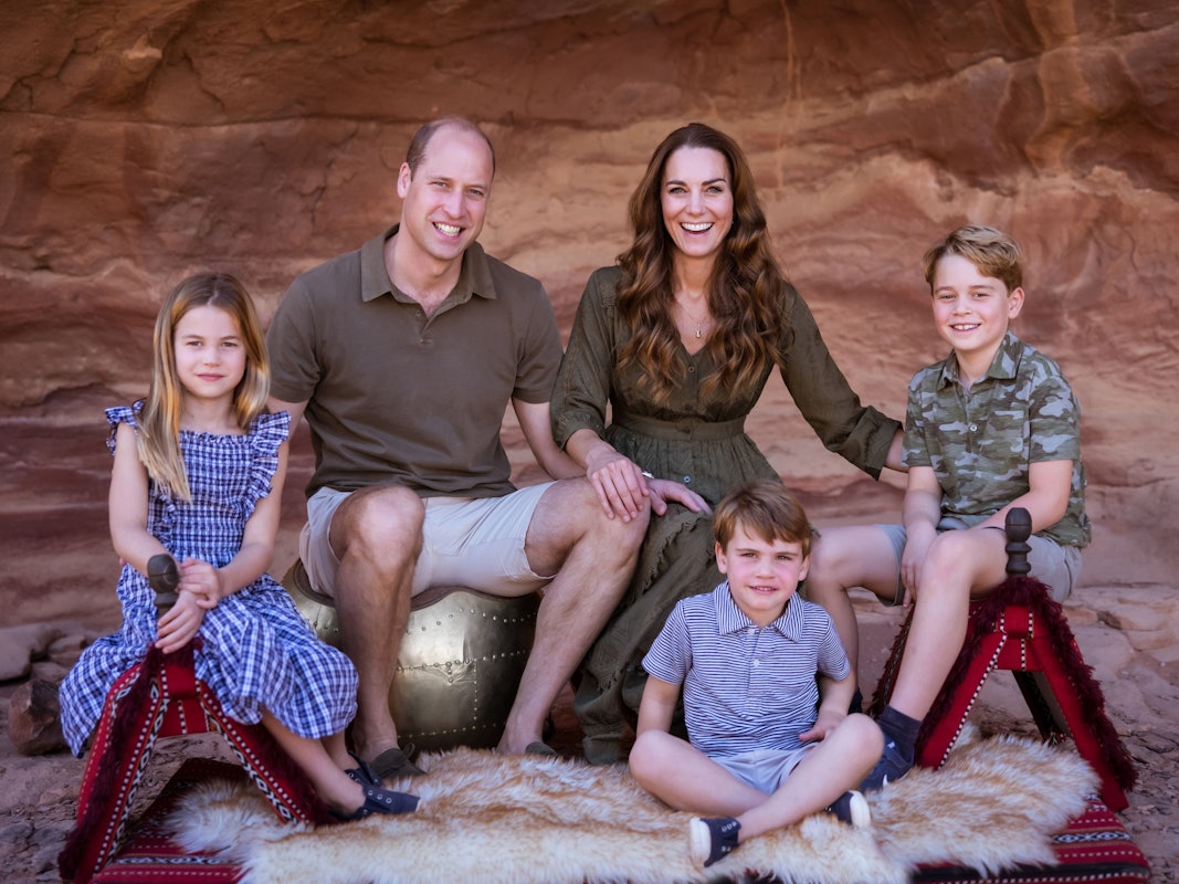 Prinz William und seine Frau Kate ziehen mit ihren Kindern Charlotte (l.), Luis und George aufs Land (Weihnachtskarte 2021)
