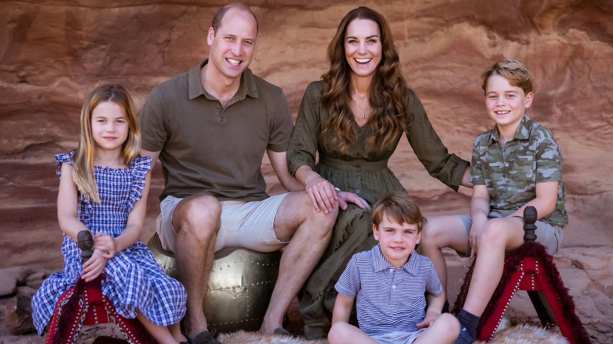 Prinz William und seine Frau Kate ziehen mit ihren Kindern Charlotte (l.), Luis und George aufs Land (Weihnachtskarte 2021)