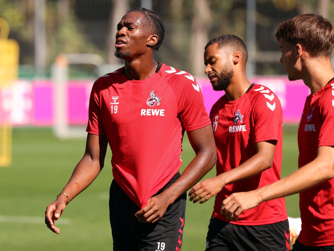 Kingsley Ehizibue (l.) trainierte am Dienstag (23. August 2022) weiterhin beim 1. FC Köln.