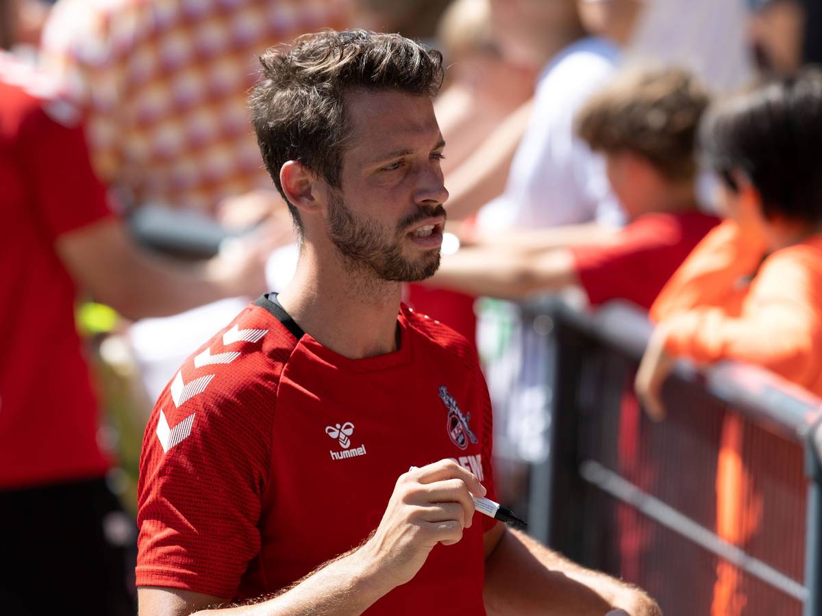 Mark Uth schreibt nach dem Training des 1. FC Köln fleißig Autogramme, hier am 19. Juli 2022.