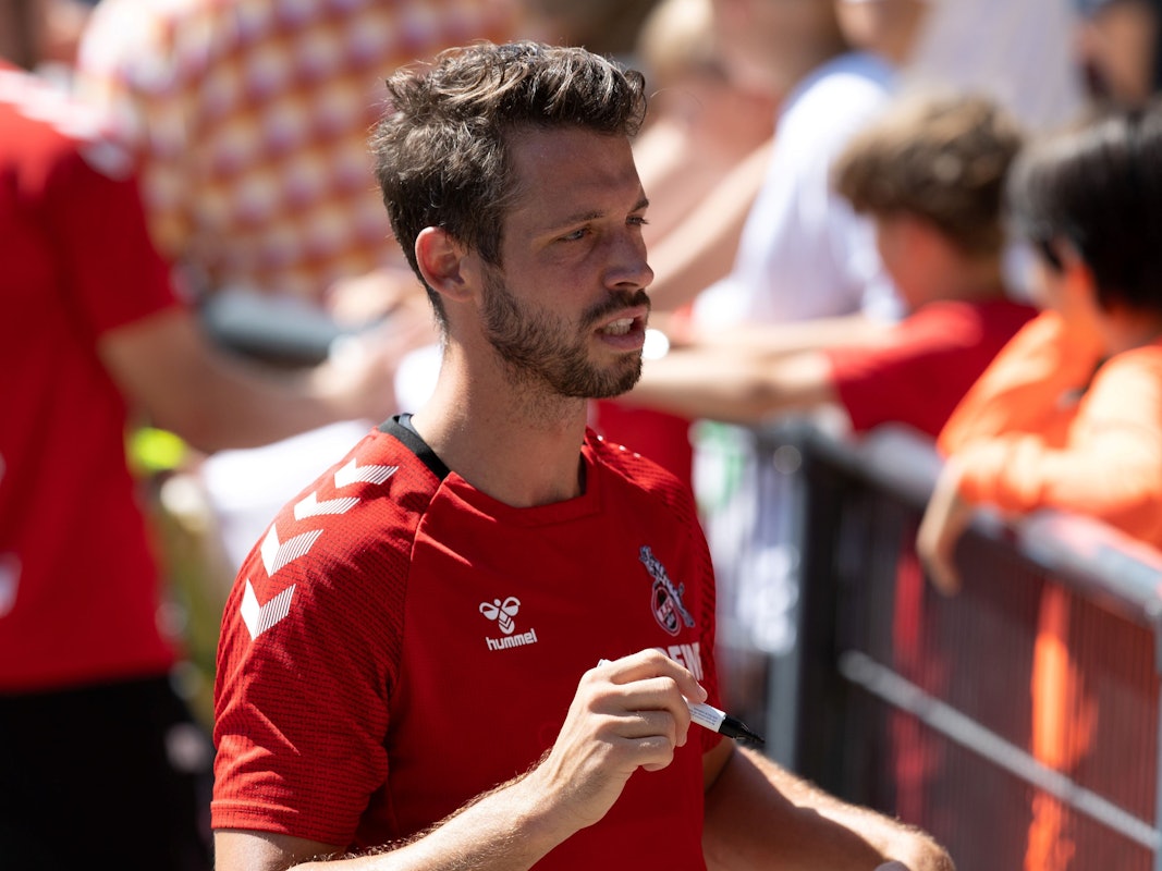 Mark Uth schreibt nach dem Training des 1. FC Köln fleißig Autogramme, hier am 19. Juli 2022.