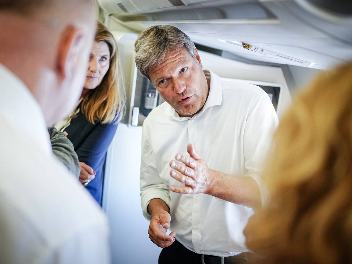 Vizekanzler Robert Habeck (Bündnis 90/Die Grünen) spricht am 21. August auf dem Flug von Berlin nach Montreal im Airbus A340 der Luftwaffe mit den mitreisenden Journalisten. Keine der Beteiligten trägt eine Maske.