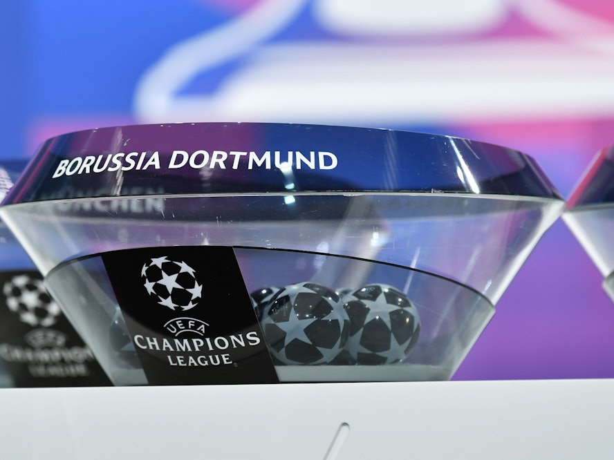 Lostöpfe mit einigen Loskugeln stehen für die Auslosung der Champions League bereit