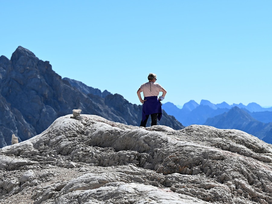 Eine Wanderin steht auf der Zugspitze, wie dieses im Juli 2022 aufgenommene Symbolbild zeigt.