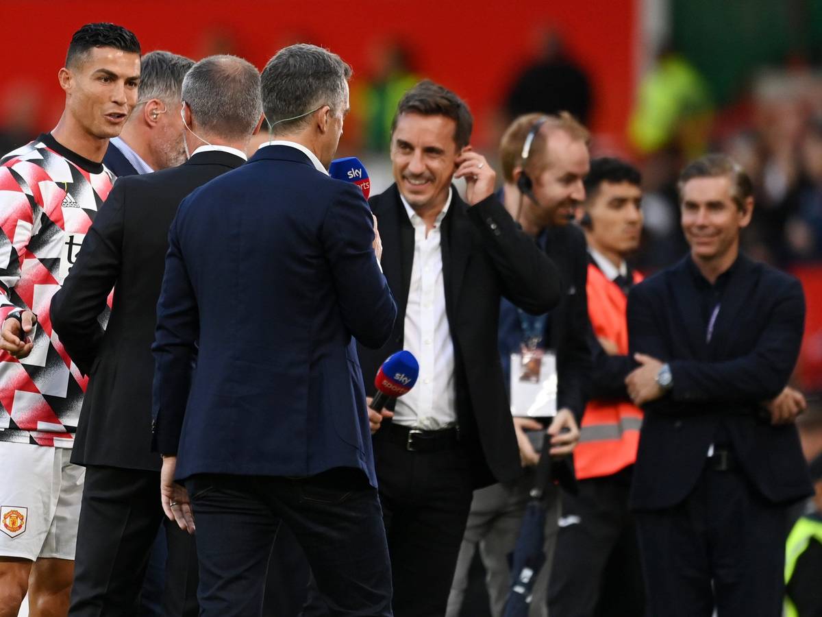 Cristiano Ronaldo grüßt Ex-Teamkollege Roy Keane vor dem Sieg von Manchester United gegen den FC Liverpool.
