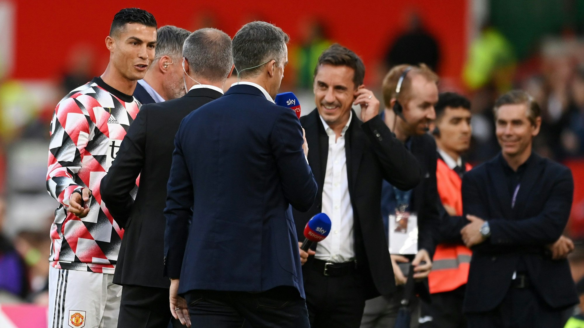 Cristiano Ronaldo grüßt Ex-Teamkollege Roy Keane vor dem Sieg von Manchester United gegen den FC Liverpool.