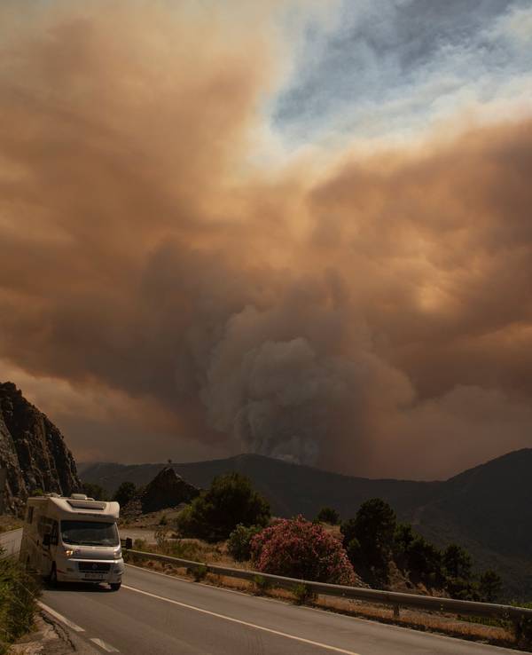 Ein Wohnmobil fährt aus dem Waldbrand-Gebiet der Sierra Bermeja heraus.
