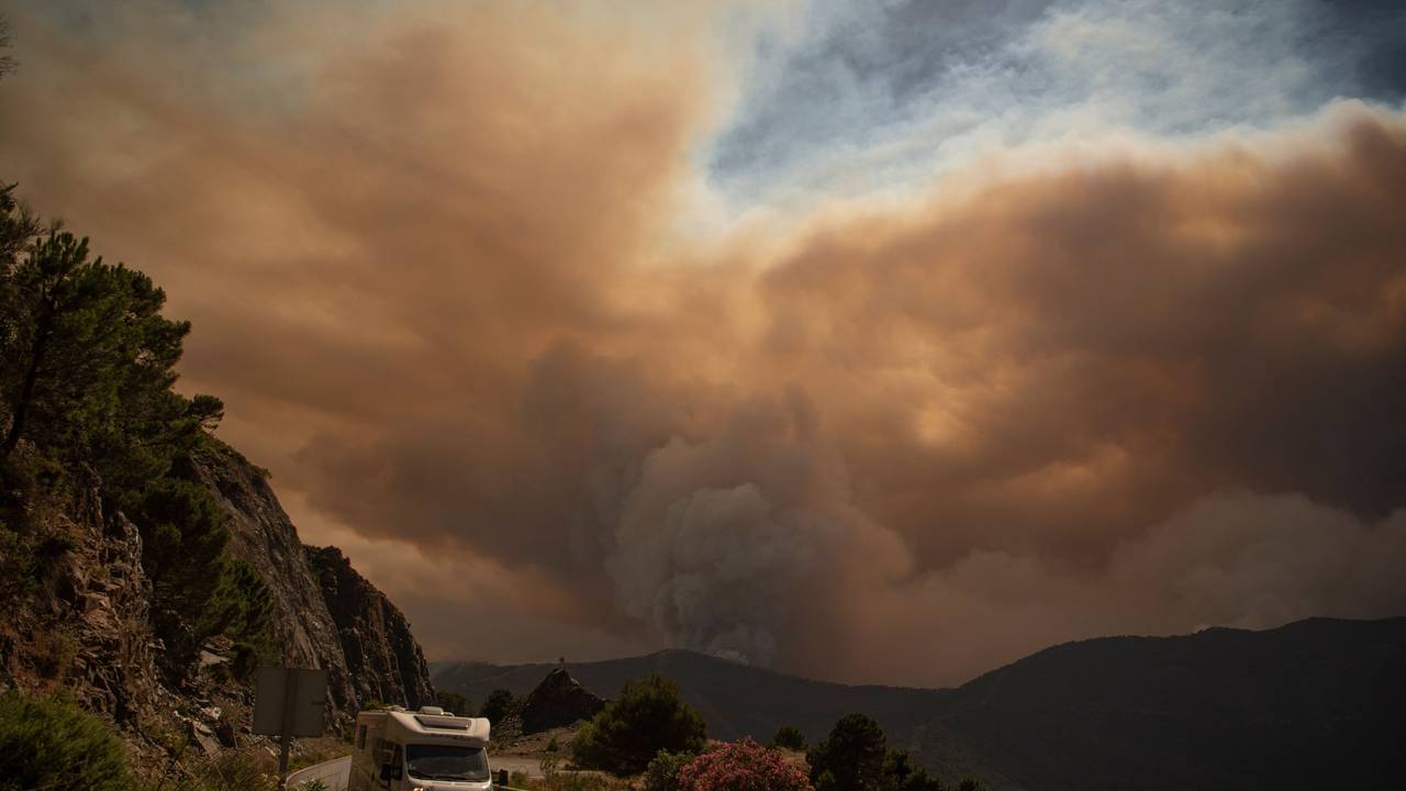 Ein Wohnmobil fährt aus dem Waldbrand-Gebiet der Sierra Bermeja heraus.