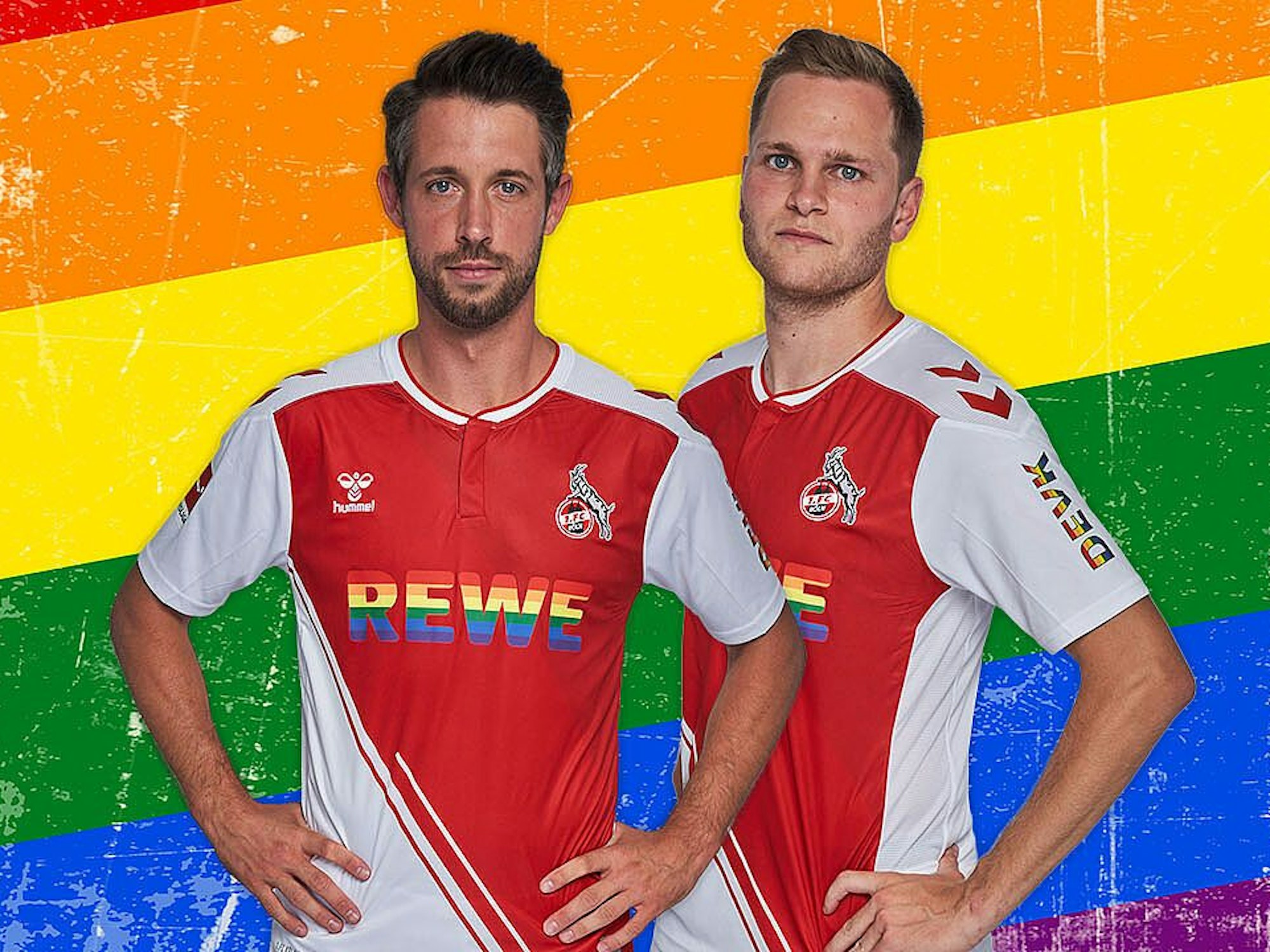 Mark Uth (l.) und Benno Schmitz präsentieren das Sonder-Trikot.