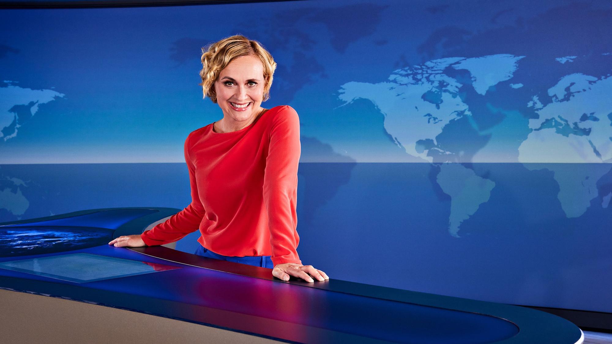 Dieser gewohnte Anblick wird sich am Mittwoch (24. August) den Zuschauerinnen und Zuschauern der ARD-„Tagesthemen“ nicht bieten: Moderatorin Caren Miosga im Studio in Hamburg. Sie wird an einem besonderen Ort zu sehen sein.