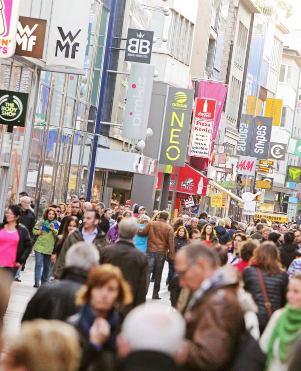 Die Hohe Straße in Köln ist im November 2014 gesäumt mit Menschen an einem verkaufsoffenen Sonntag.