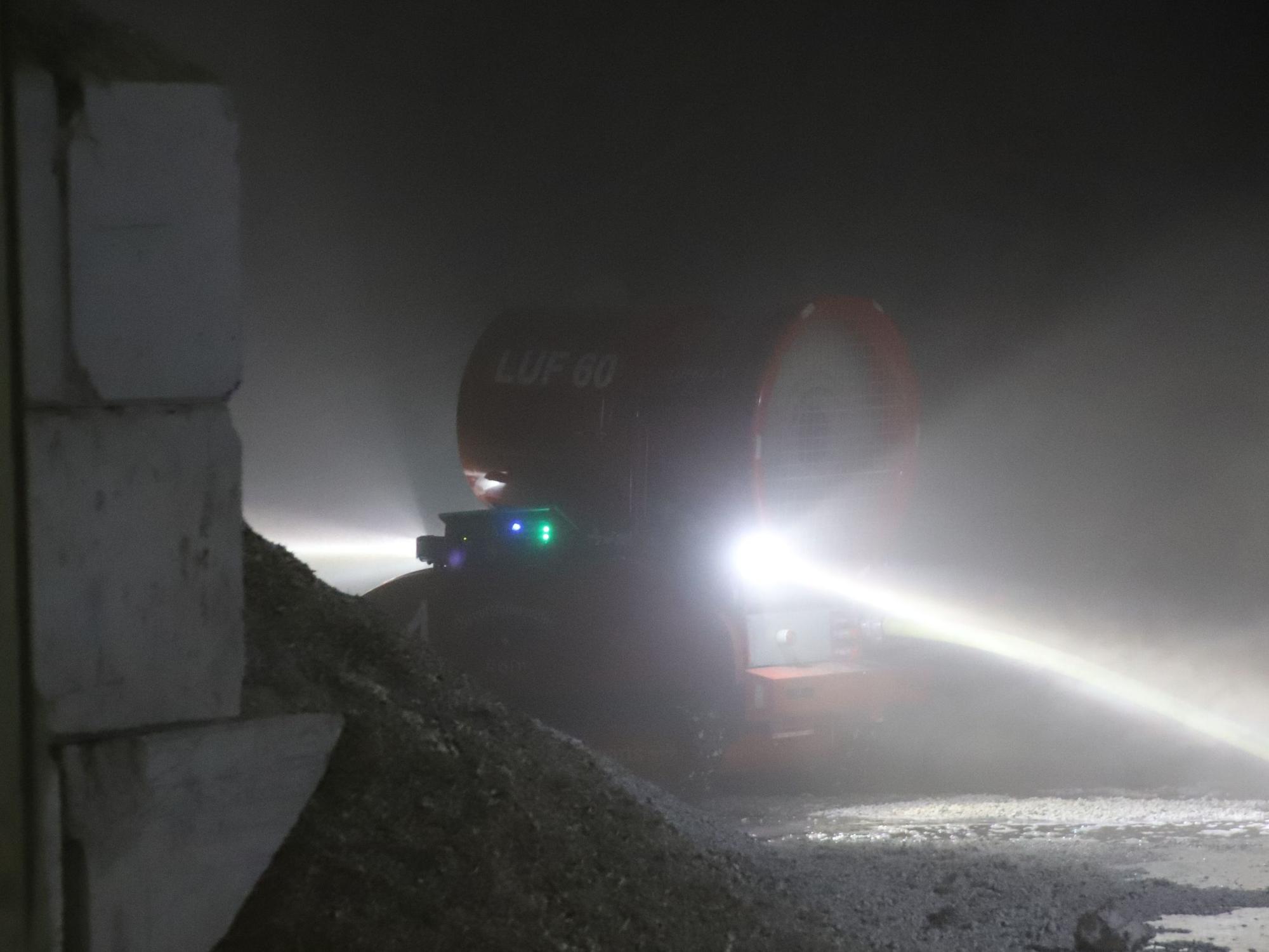 Ein Löschroboter ist bei einem Hallenbrand im Einsatz.