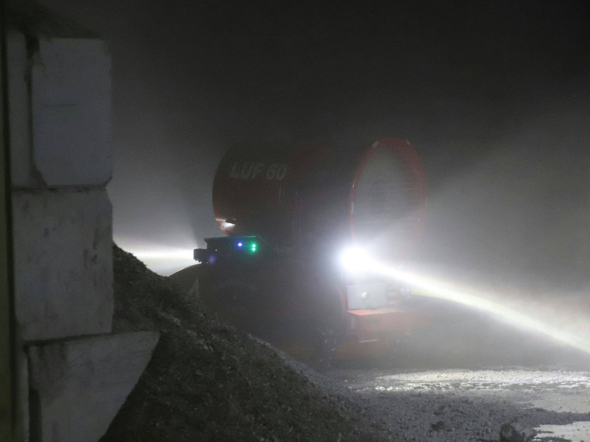 Ein Löschroboter ist bei einem Hallenbrand im Einsatz.