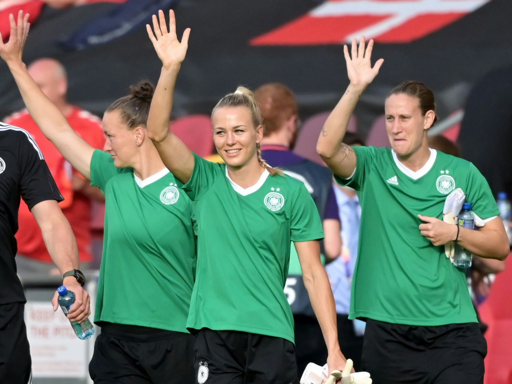 Deutschlands Merle Frohms und Deutschlands Ann-Katrin Berger kommen zum Aufwärmen auf das Spielfeld.