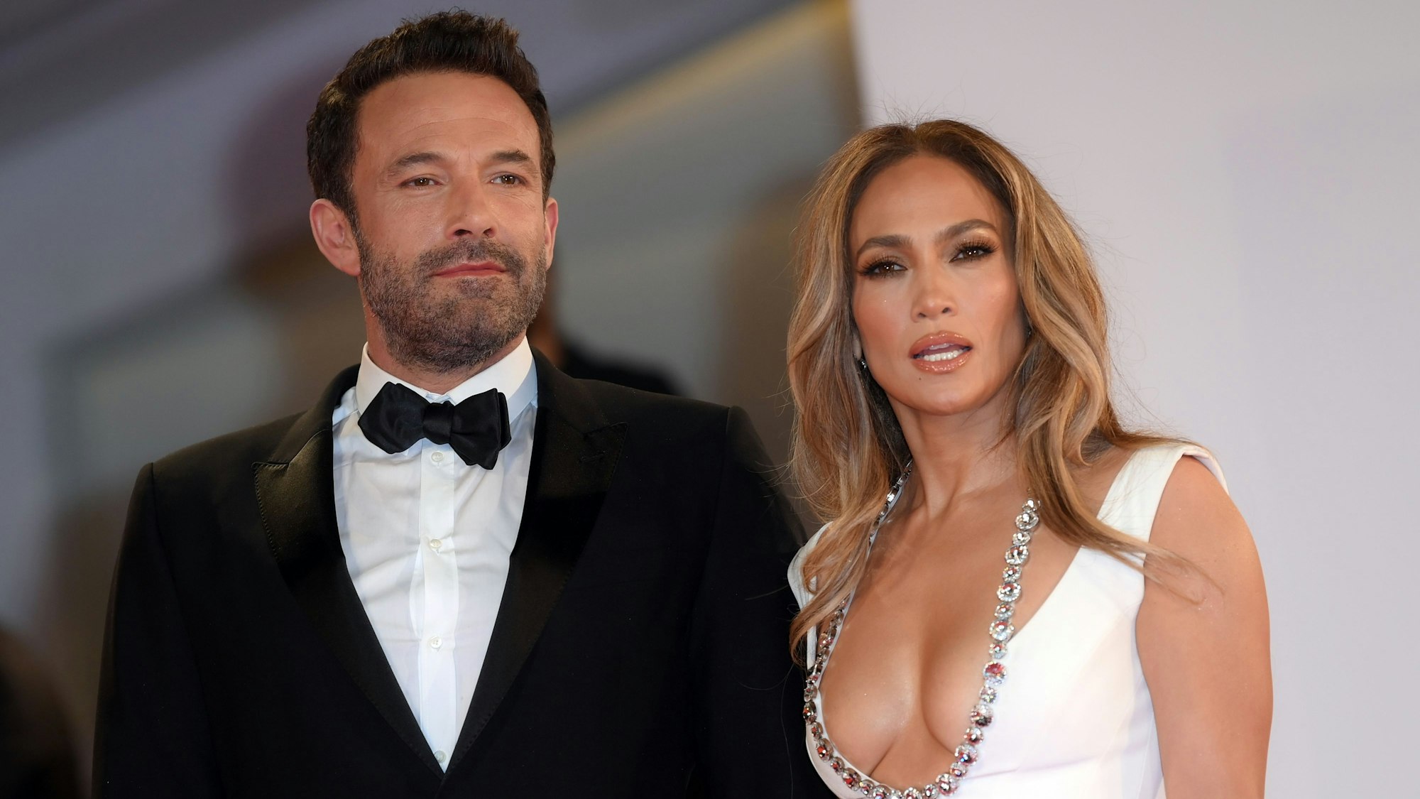 Jennifer Lopez, US-Sängerin und Schauspielerin, und Ben Affleck, US-Schauspieler, treffen zur Premiere des Films «The Last Duel» während der 78. Filmfestspiele von Venedig ein. +++ dpa-Bildfunk +++