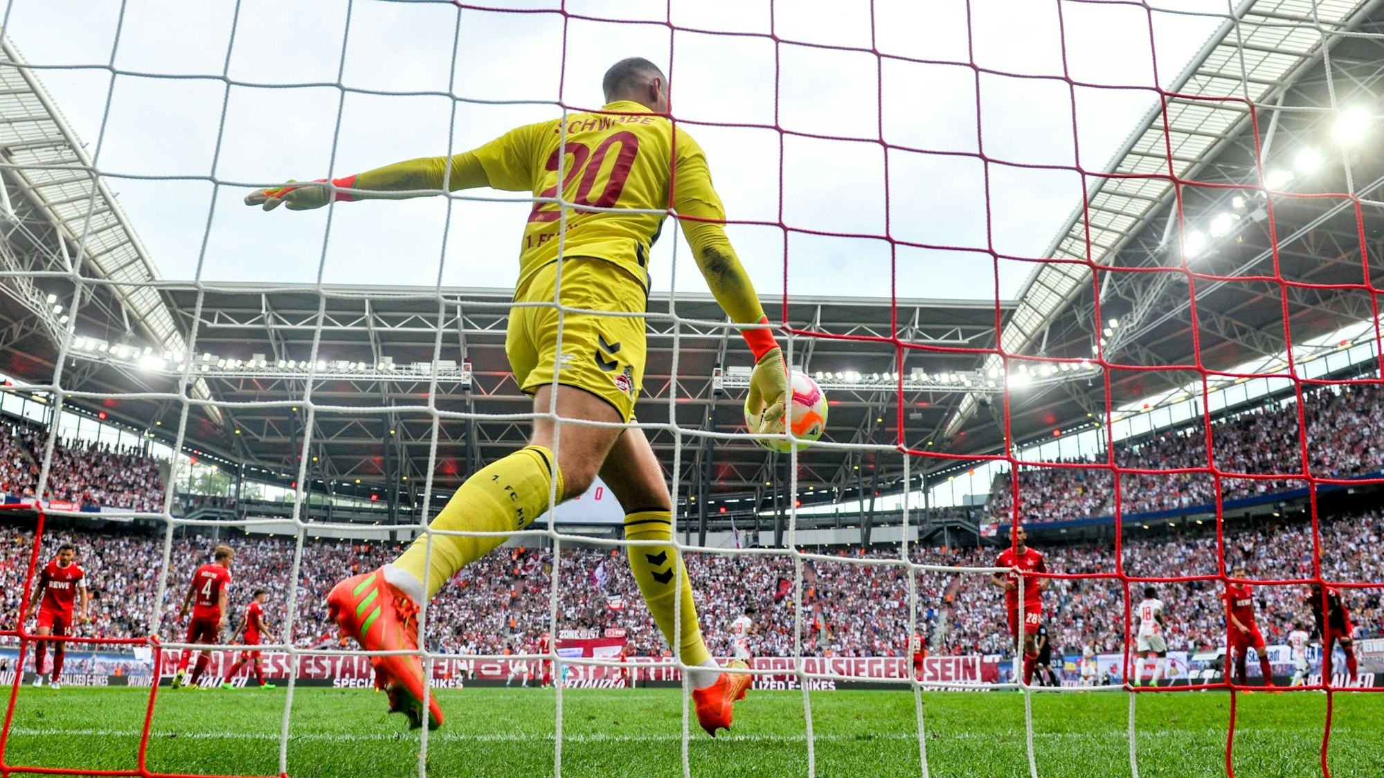 Marvin Schwäbe, Torwart des 1. FC Köln, macht einen Abschlag nach vorne.
