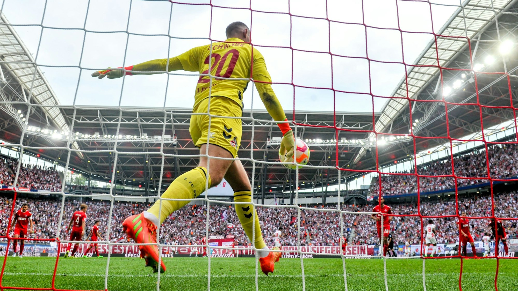 Marvin Schwäbe, Torwart des 1. FC Köln, macht einen Abschlag nach vorne.