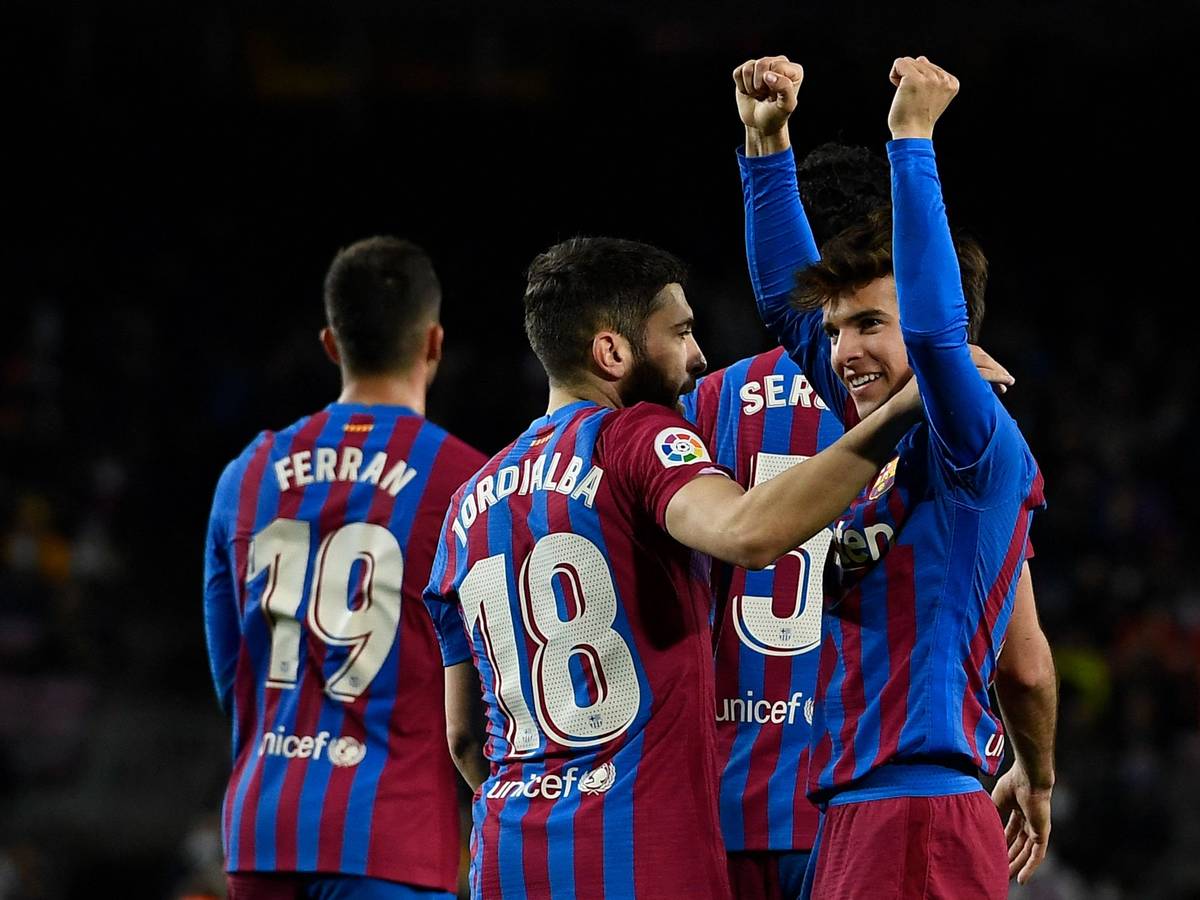 Riqui Puig (r.) jubelt mit seinen Kollegen beim FC Barcelona über ein Tor gegen CA Osasuna.