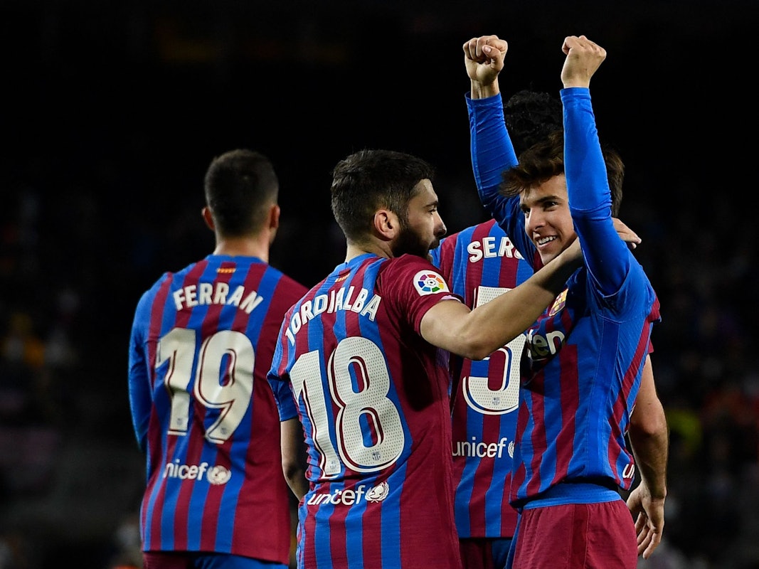 Riqui Puig (r.) jubelt mit seinen Kollegen beim FC Barcelona über ein Tor gegen CA Osasuna.