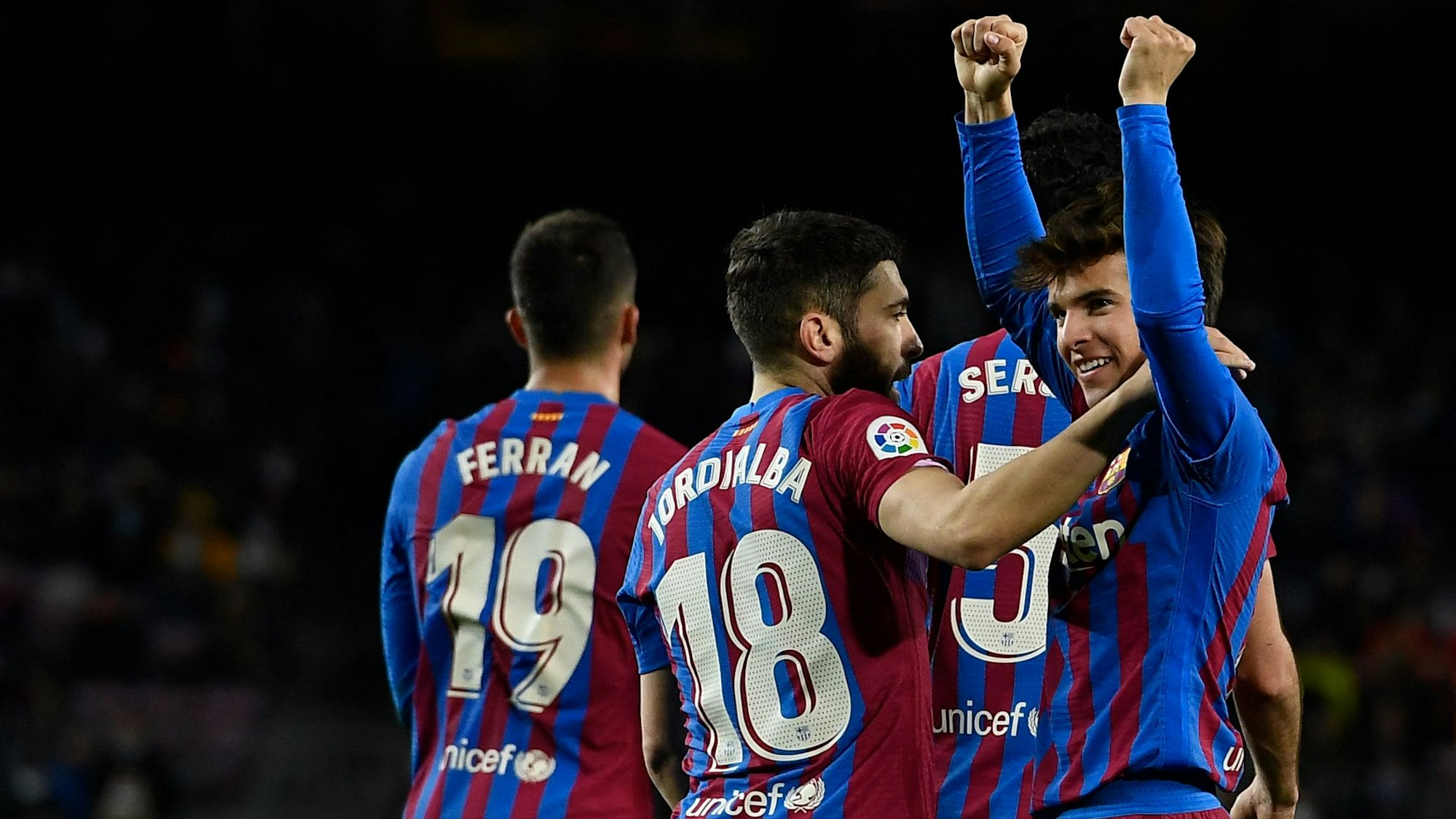 Riqui Puig (r.) jubelt mit seinen Kollegen beim FC Barcelona über ein Tor gegen CA Osasuna.